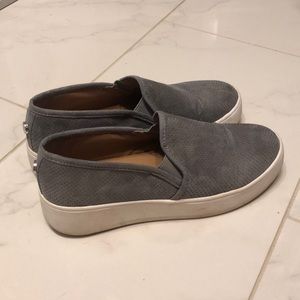 Grey Steve Madden Gracy Slip On, Size 6.5 🖤